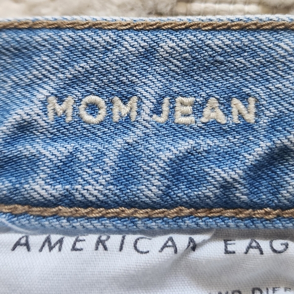 AMERICAN EAGLE MOM JEANS LIGHT WASH - Picture 16 of 16